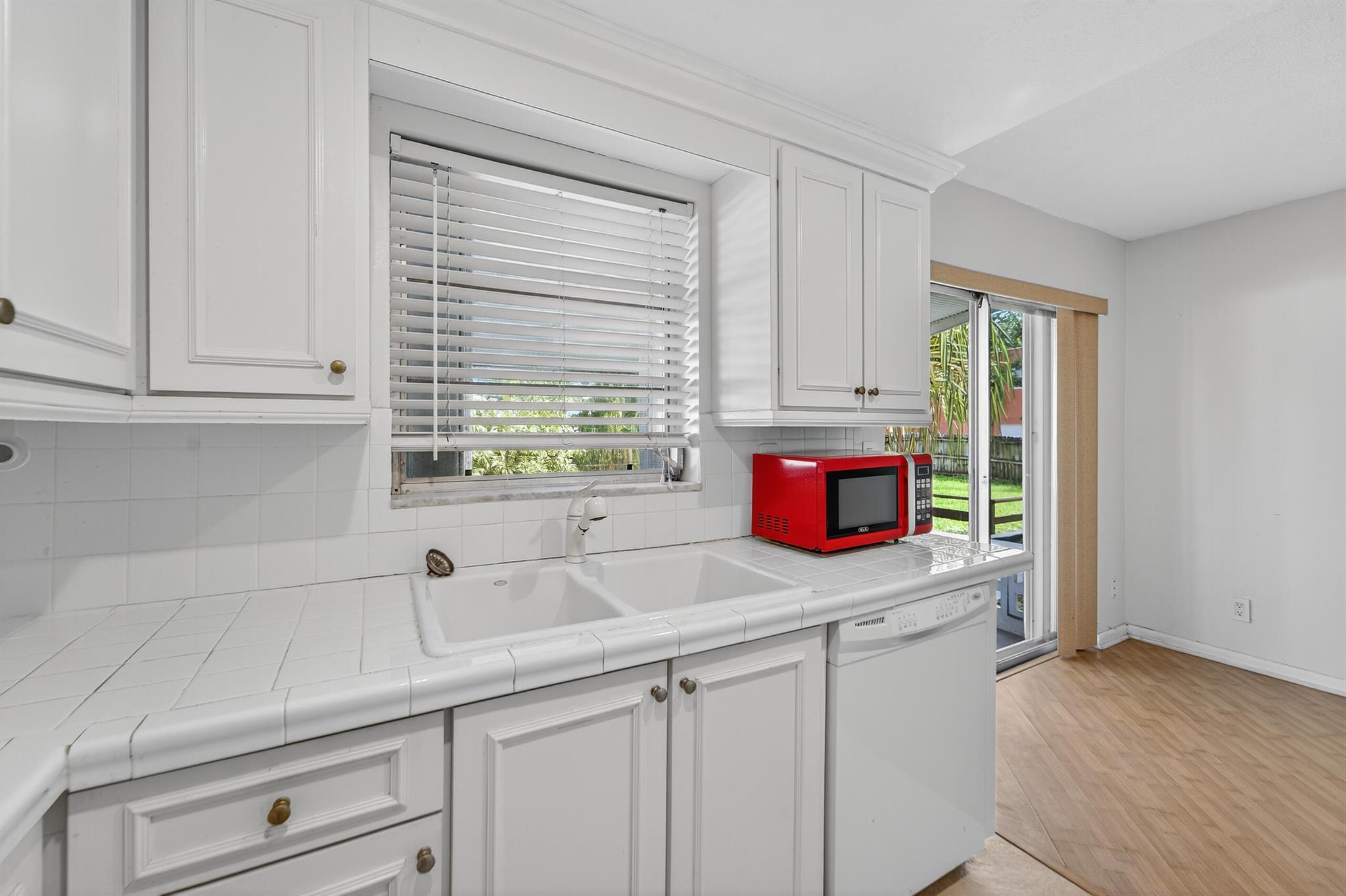 VAN SCOTT CONDO - Residential