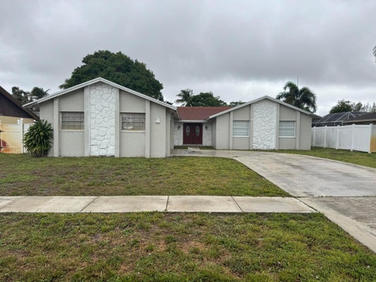 589 CASHIERS DR, WEST PALM BEACH, FL 33413 - Image dfb1b118d98eefa60f5c76cb5dcd2c0c/4113680582