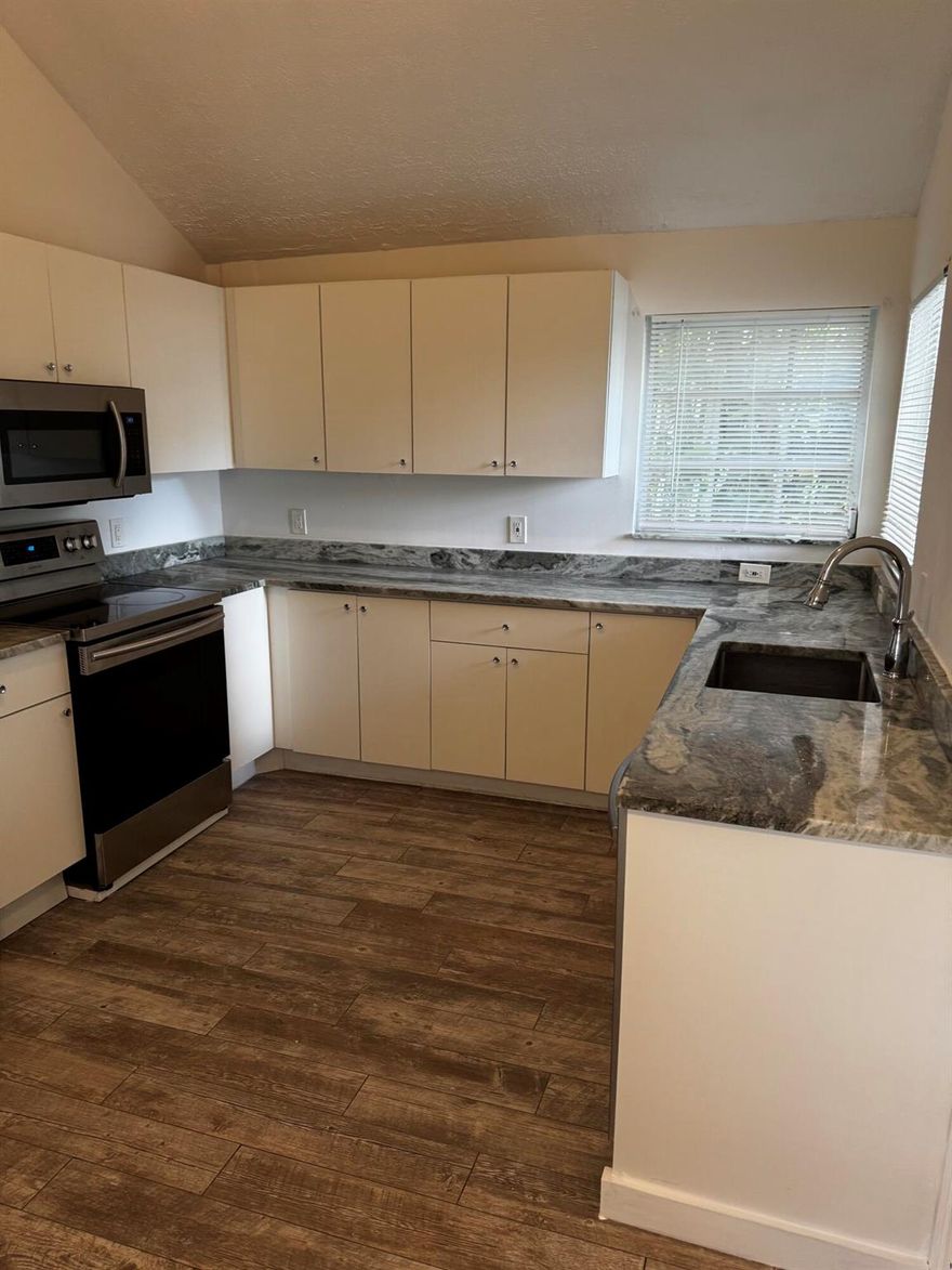 NICE AND UPDATE SINGLE HOUSEFREASH PAINT AND CLEAN READY NOW.