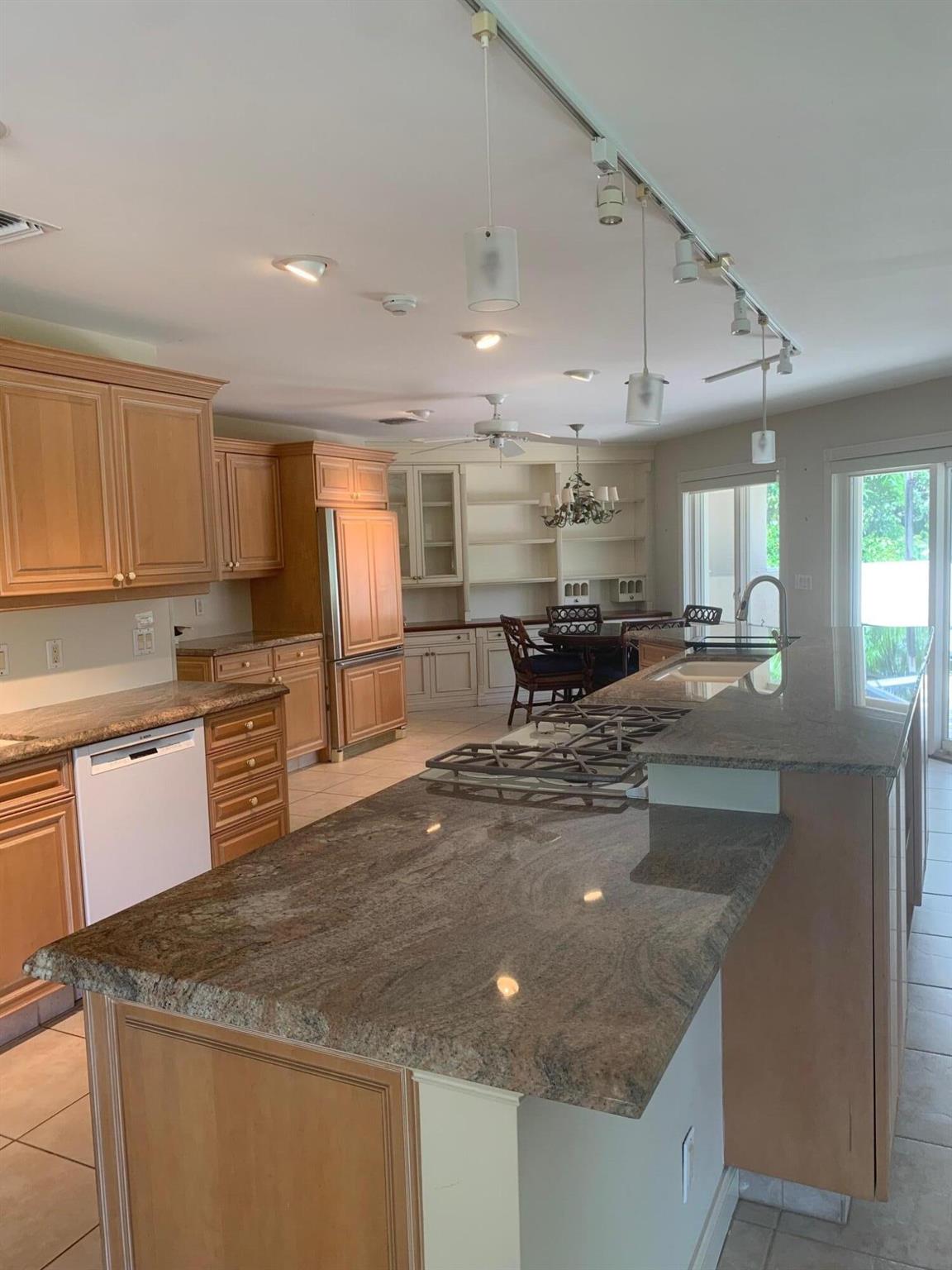 WHITE FENCES / DEER RUN 2 - Residential