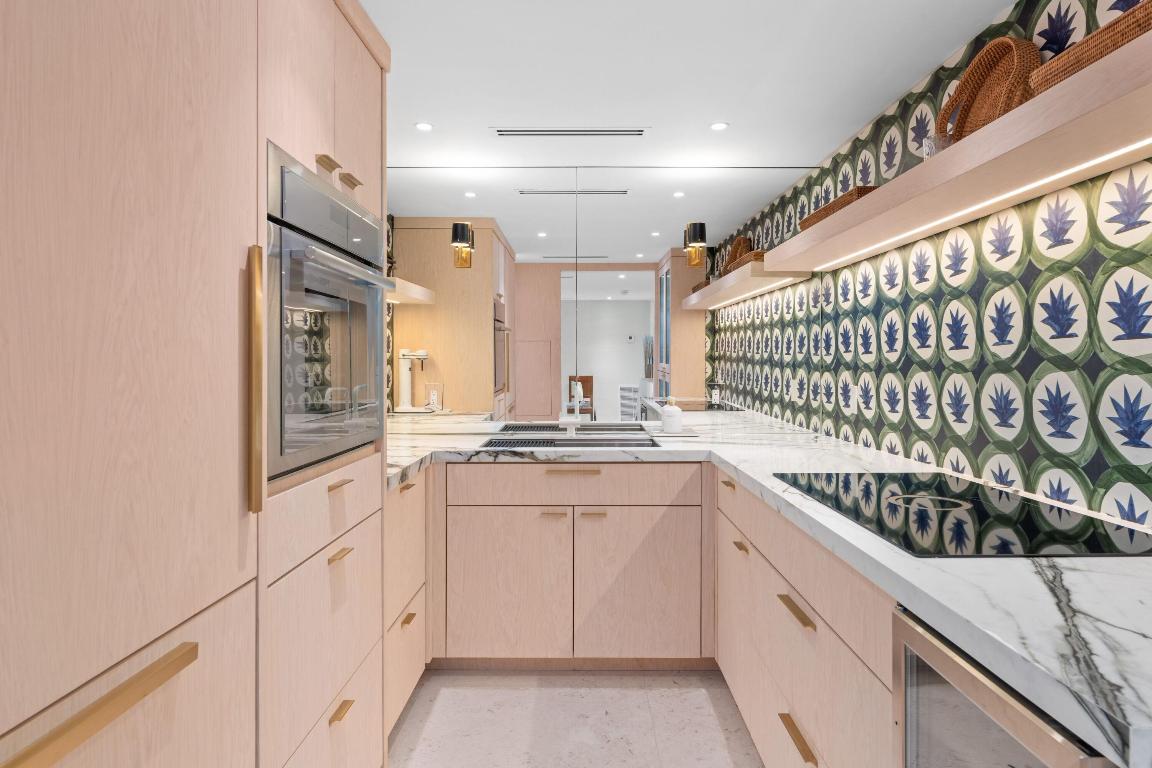 CARLYLE HOUSE CONDO - Residential