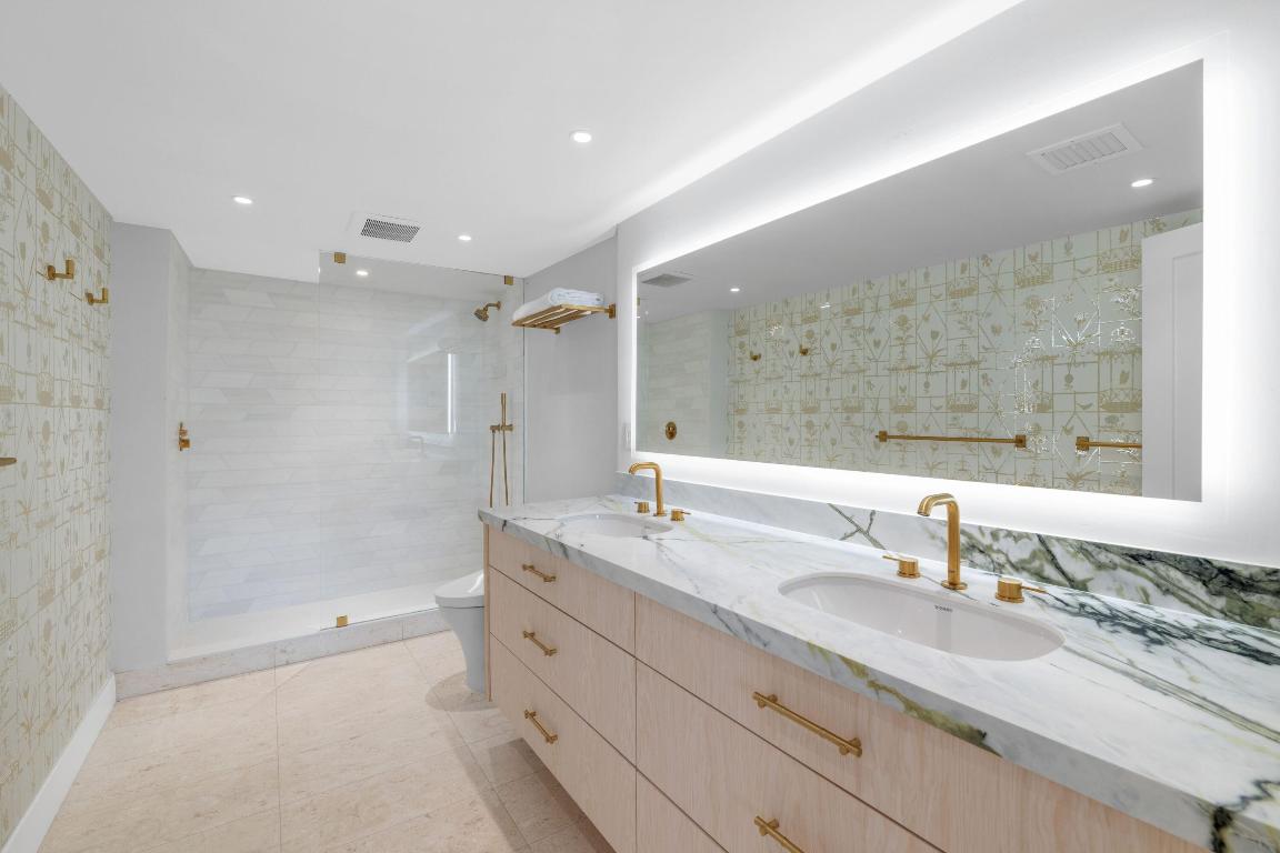 CARLYLE HOUSE CONDO - Residential