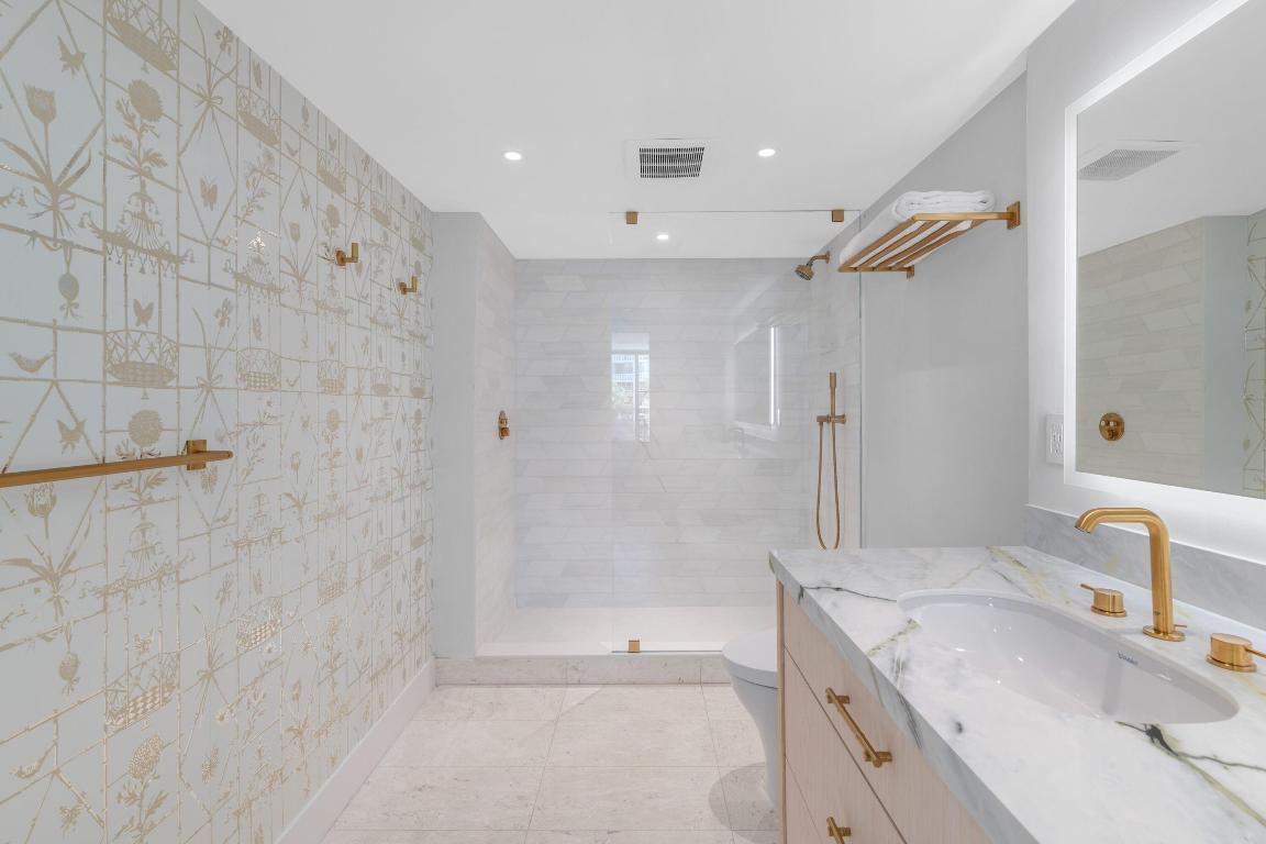 CARLYLE HOUSE CONDO - Residential