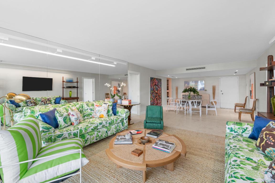 CARLYLE HOUSE CONDO - Residential