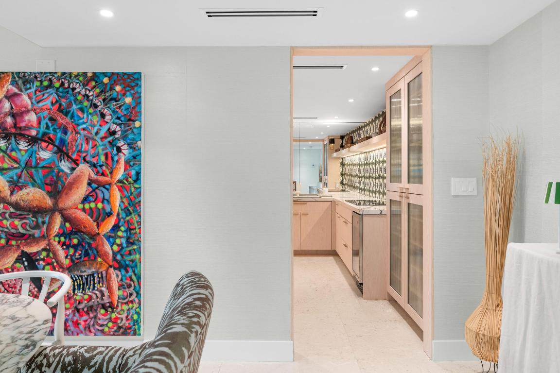 CARLYLE HOUSE CONDO - Residential