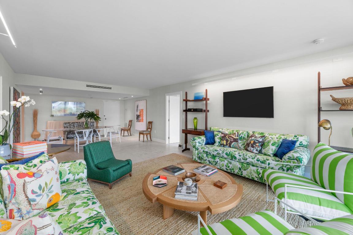 CARLYLE HOUSE CONDO - Residential