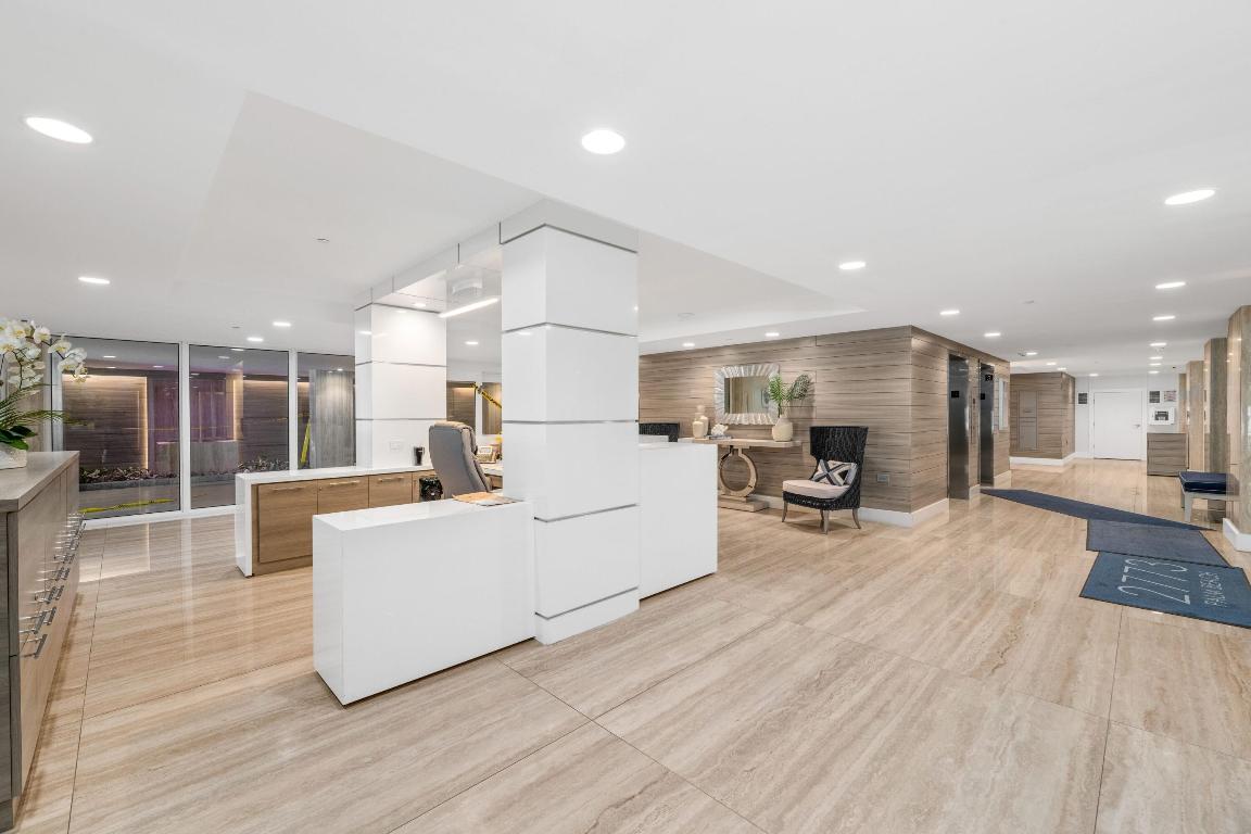 CARLYLE HOUSE CONDO - Residential