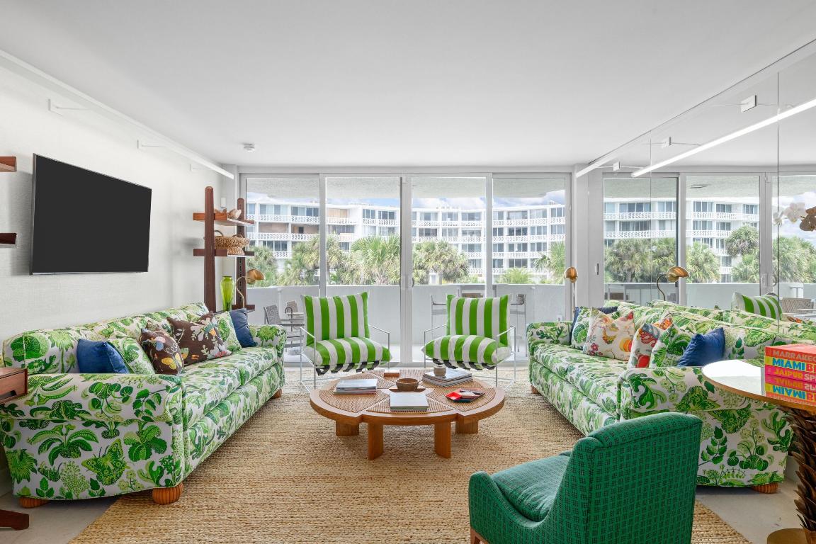 CARLYLE HOUSE CONDO - Residential