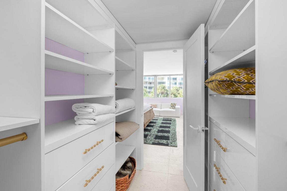 CARLYLE HOUSE CONDO - Residential