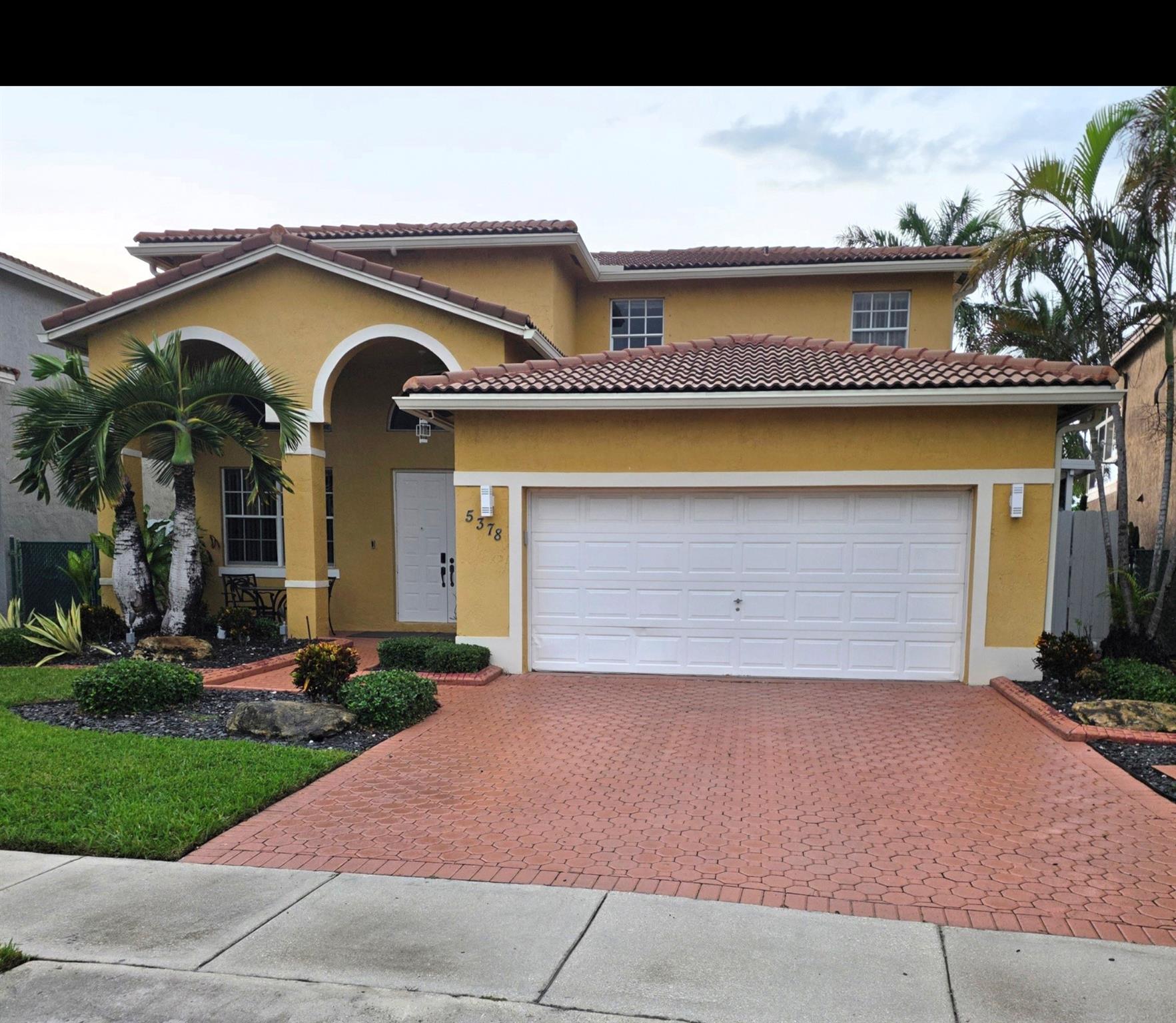 For lease, this spacious two-story home offers comfort, style, and beautiful lake views.
Located in a desirable neighborhood.
Features include:
3 bedroom 2.5 bathroom with laminate dark wood flooring * one fully remodeled bathroom with modern finishes
There are several living areas: a formal dining room, a family room, a living room, a cozy breakfast area, a bar area ideal for entertaining, and a loft area perfect for a home office or relaxation.* Stainless steel & black appliances. An open layout that provides plenty of natural light. Lakeview with stunning Sunsets
This home is perfect for families or professionals looking for both comfort and elegance.