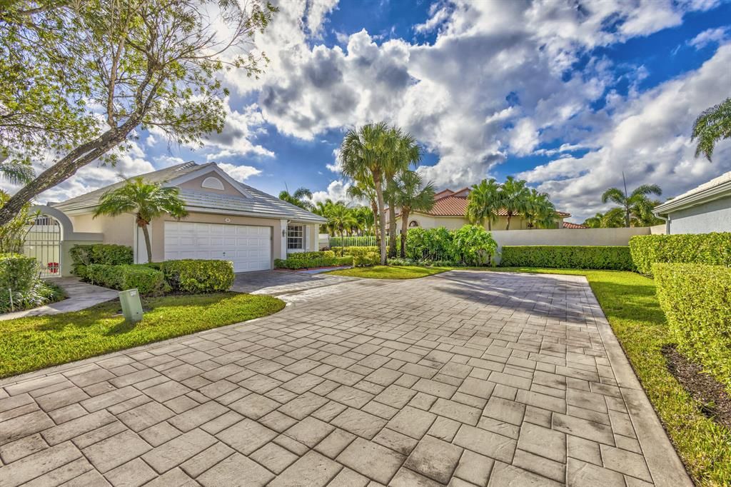 Photo of 25 Brighton Court, Palm Beach Gardens, FL 33418 (MLS # R10857172)