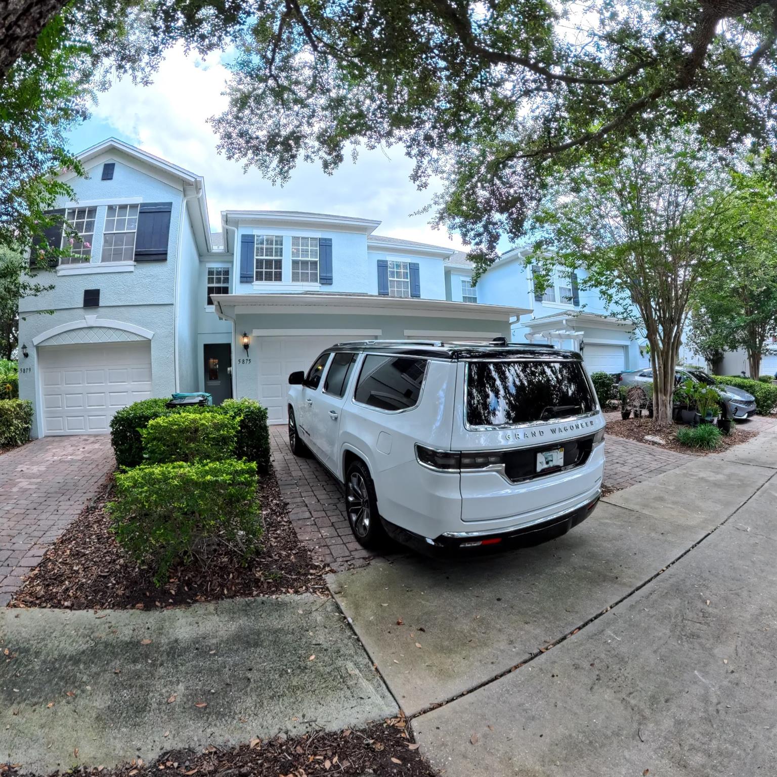 Excellent Townhouse with garage, in a fantastic location in Orlando area with 3 bedrooms and 2.5 bathrooms, all bedrooms located on 2nd floor. Tiled flooring throughout 1st floor, spacious kitchen, sliders off living area leading to enclosed patio. The House just got painted entirely, new Microwave and range.