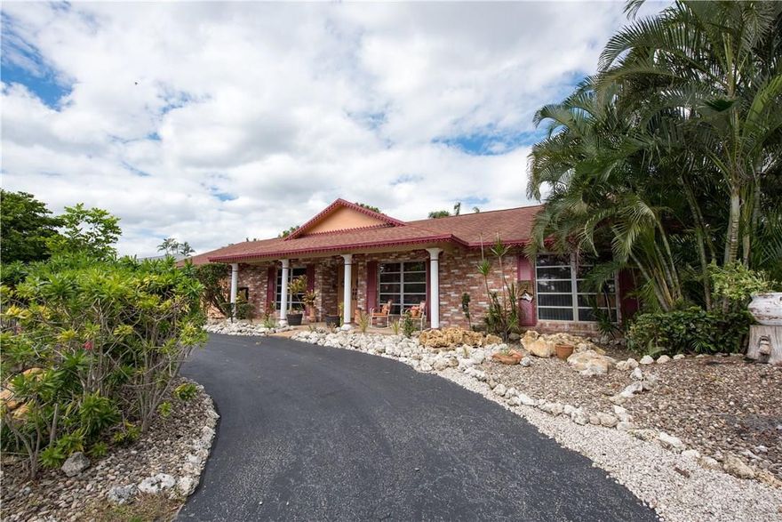 4/3 *PLUS DEN/OFFICE*2 car garage*pool*centrally*located*great school district*Original owner*3 yr AC*2005 roof*White shaker kitchen*Granite*new stainless fridge,stove,micro*New cabana bath*544sf covered screen patio*large lot but minimal lawn to water/low cost to maintain*2 yr old fence*newer pool pump & filter*baby pool fence*walk in closet in master*lots of closets*large rooms*garage 1/2 conv to 2nd office ideal for home based business*universal gym included*Custom shelving in bedroom*Lots of closets*