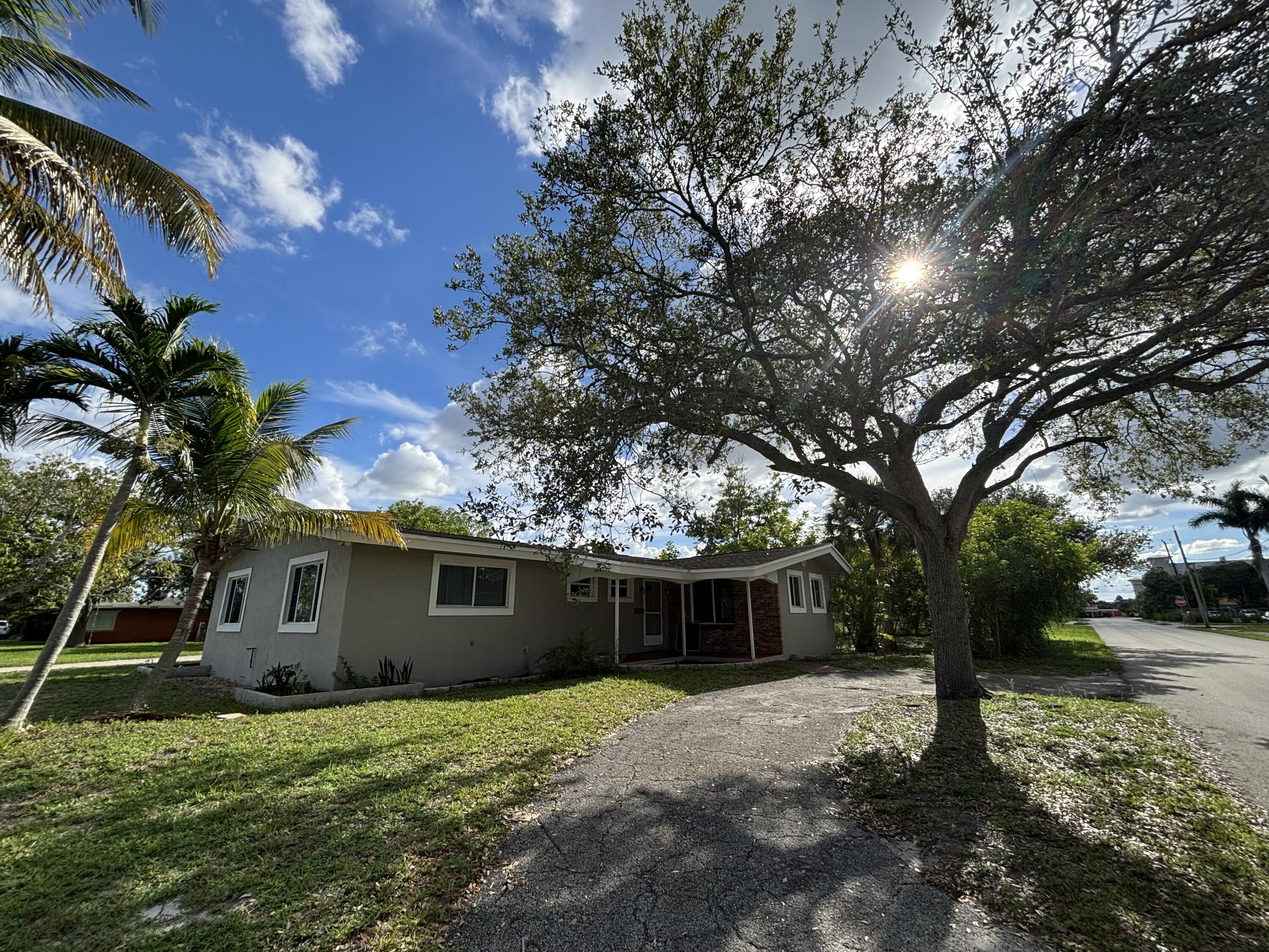 House for rent in Deerfield Beach off Hillsboro Blvd, 3/2 with office and two large family rooms. Wood floor throughout. Large backyard. Separate Laundry room, carport, 4 to 6 parking spaces. Close to Deerfield elementary school and police station. Close to I-95, 1 1/2 miles from Deerfield Beach. Walk or bike to the beach and shops at the Cove. Quiet neighborhood. For more information call us.