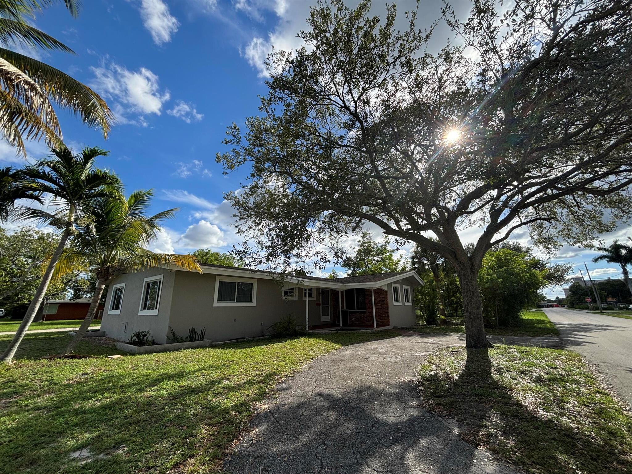 House for rent in Deerfield Beach off Hillsboro Blvd, 3/2 with office and two large family rooms. Wood floor throughout. Large backyard. Separate Laundry room, carport, 4 to 6 parking spaces. Close to Deerfield elementary school and police station. Close to I-95, 1 1/2 miles from Deerfield Beach. Walk or bike to the beach and shops at the Cove. Quiet neighborhood. For more information call us.