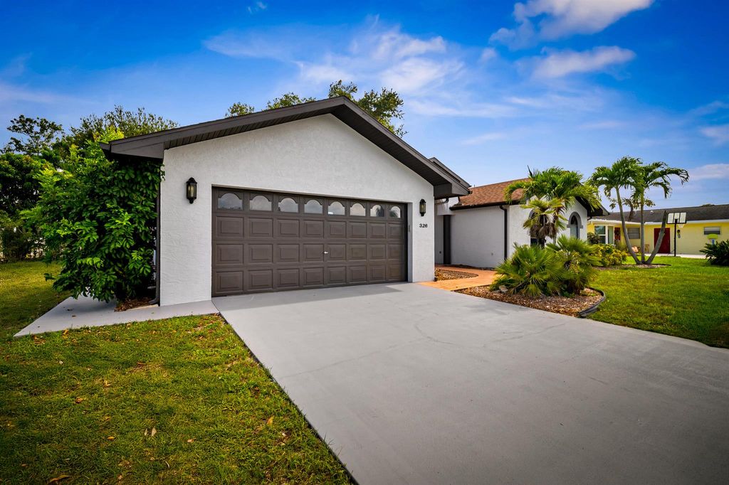 Photo of 326 NE Genesee Avenue, Port Saint Lucie, FL 34983 (MLS # R11114722)