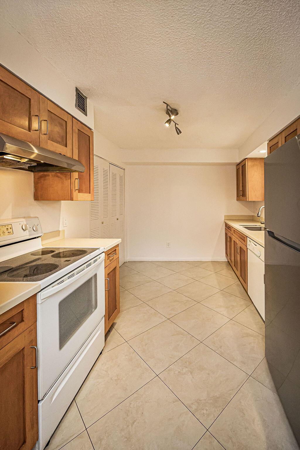 LAKESIDE CONDO - Residential Lease