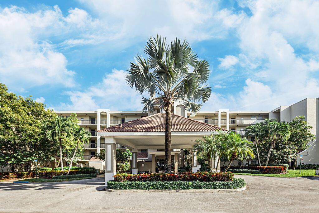 Light and bright 1-bedroom 1-bath condo in the highly desirable Lakeside of Delray community! This beautiful condo offers tranquil lake views, elevator access, and a welcoming open layout. Enjoy resort-style amenities including a sparkling pool, clubhouse, fitness facilities, and lush tropical grounds. Prime location - just a short walk to restaurants, Whole Foods, and minutes to Downtown Delray and the beach. A perfect blend of comfort, convenience, and Florida lifestyle!