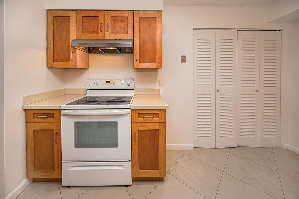 LAKESIDE CONDO - Residential Lease