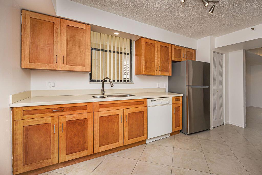 LAKESIDE CONDO - Residential Lease