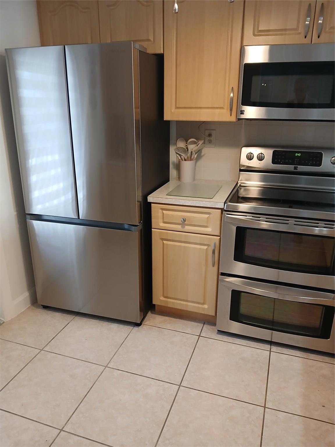 Come live across the street from the ocean . Very well furnished condo . Lots of space Internet include in the rental price.