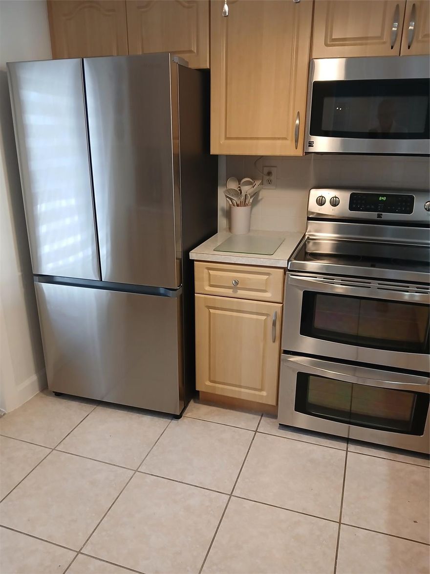 Come live across the street from the ocean . Very well furnished condo . Lots of space Internet include in the rental price.
