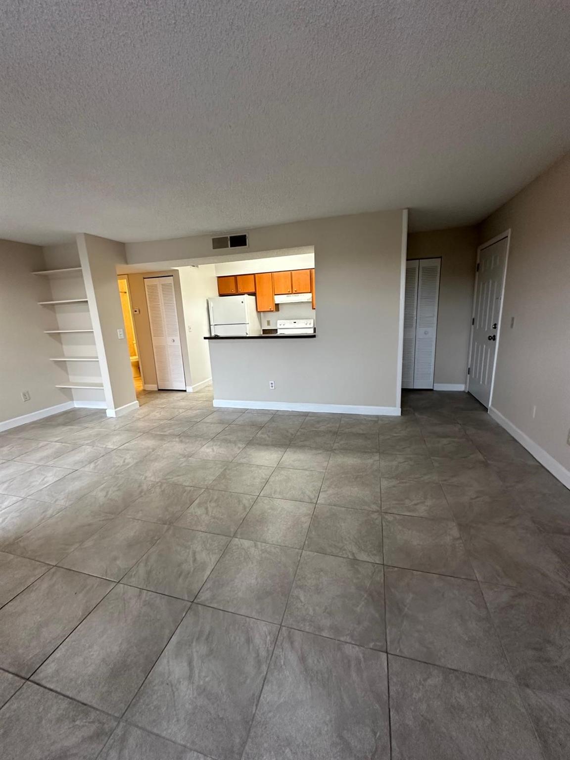 Amazin lake view, well maintained, freshly painted, newer tile flooring, 1 bedroom 1 bathroom unit located in
Royal Poinciana Condominium, a gated community with great amenities such as, swimming pool, 24 hour
Fitness Center, Clubhouse, Tennis court, pickleball, and picnic area. It's located within minutes of the Turnpike and major highways.