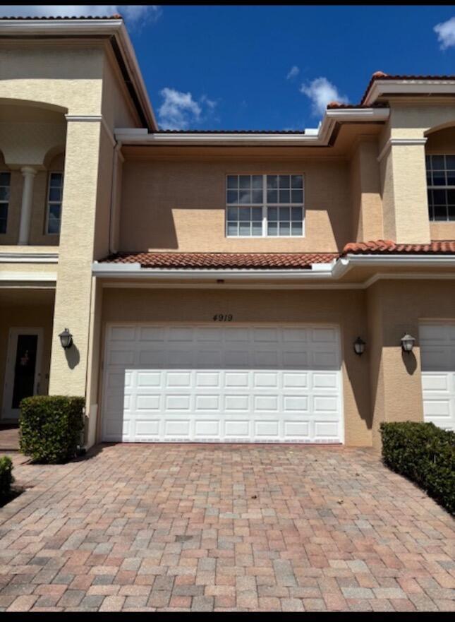 GREAT LOCATIONSEASONAL RENTAL MINIMUM 3 MONTH RENTAL.Available October 1 2025 through May 31 2026All impact windows and Sliding doors.Walk just 50 feet to have access to a private gate for the community to have access to multiple restaurants and stores,Gym etc,Home is completly furnished with TV'S and cable included.2 miles from the Beach and 5 minutes to watch preseason football and live baseball