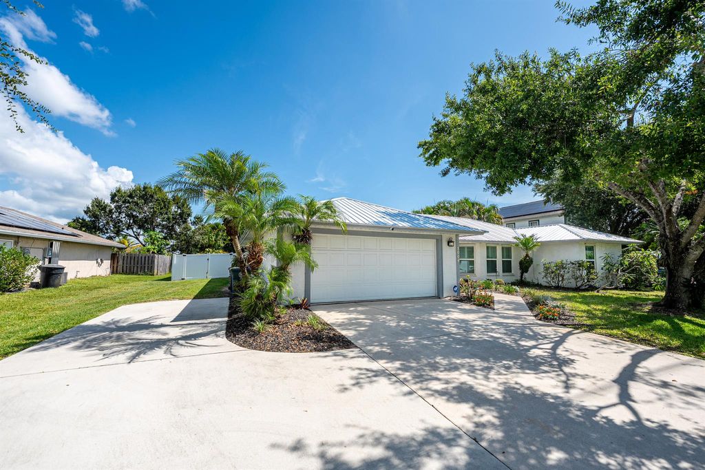 Photo of 1004 W Weatherbee Road, Fort Pierce, FL 34982 (MLS # R11106466)