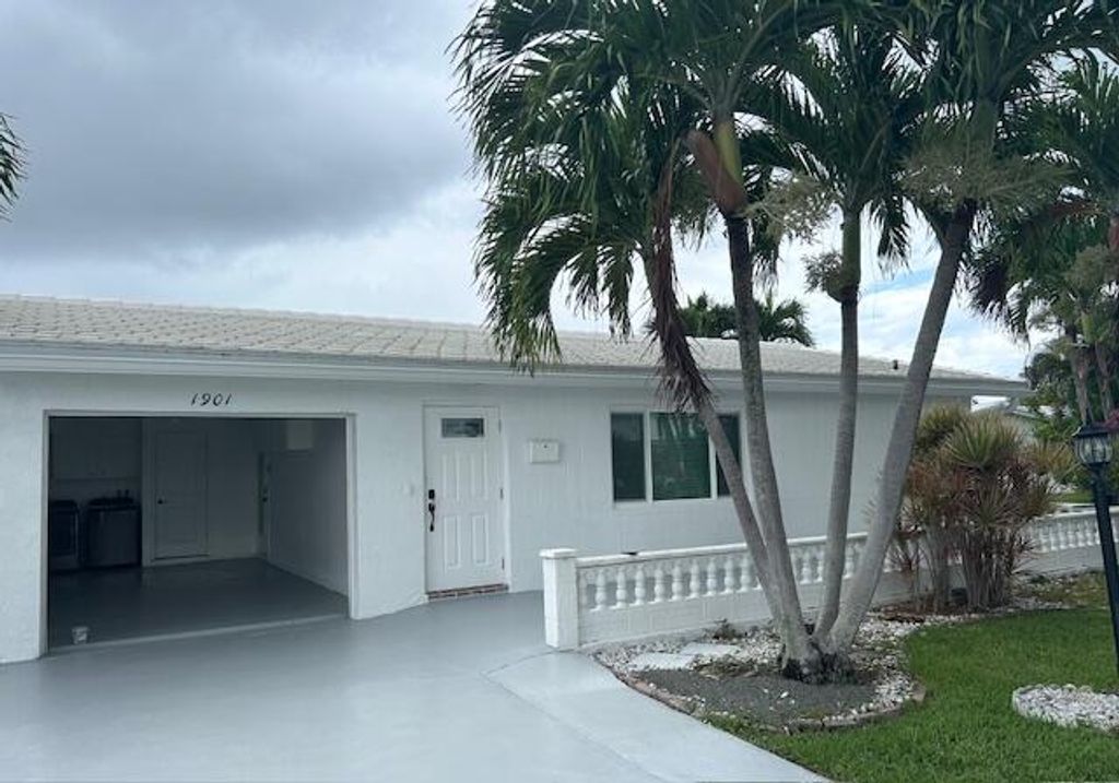 Photo of 1901 SW 20th Circle, Boynton Beach, FL 33426 (MLS # R11021456)