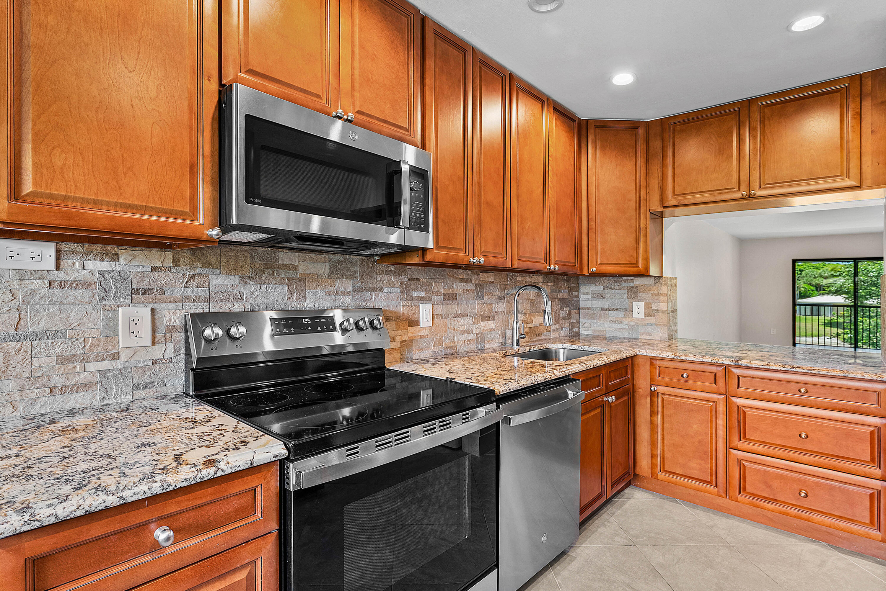 STRATFORD AT HUNTERS RUN CONDO - Residential