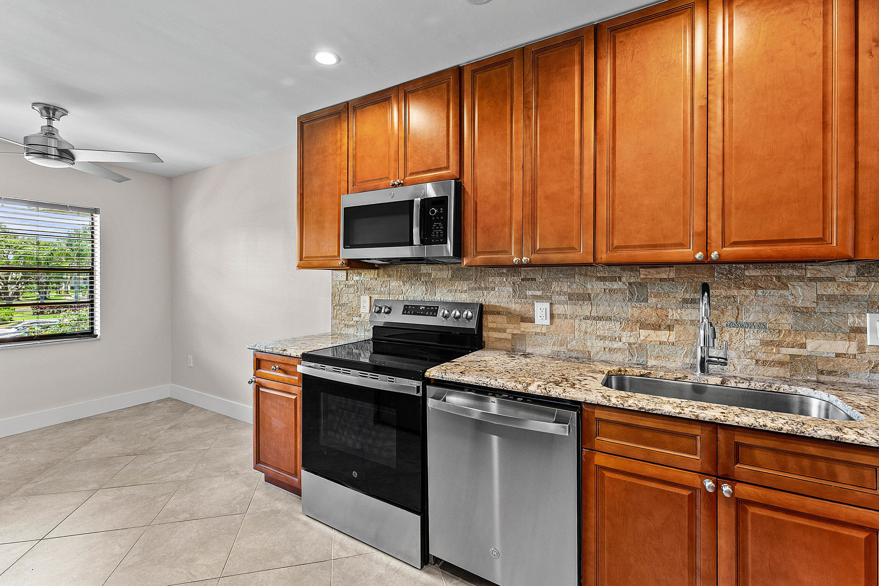 24 Stratford Drive E Unit F, Boynton Beach, FL, 33436/$58,900 3 24 Stratford Drive E Unit F