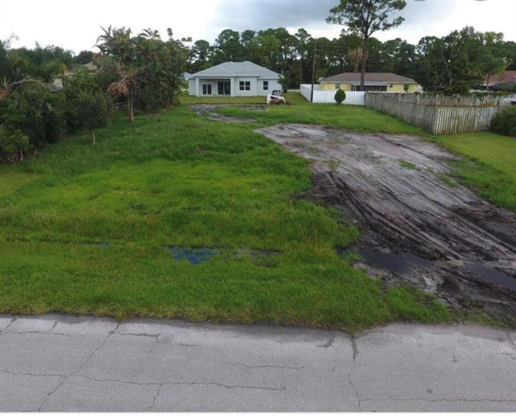 Photo of 673 SE Starfish Avenue, Port Saint Lucie, FL 34983 (MLS # R10756879)