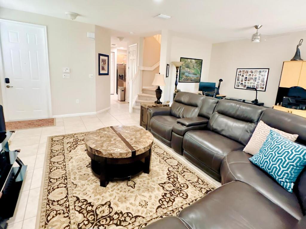 DREXEL PARK TOWNHOMES I CONDO - Residential Lease