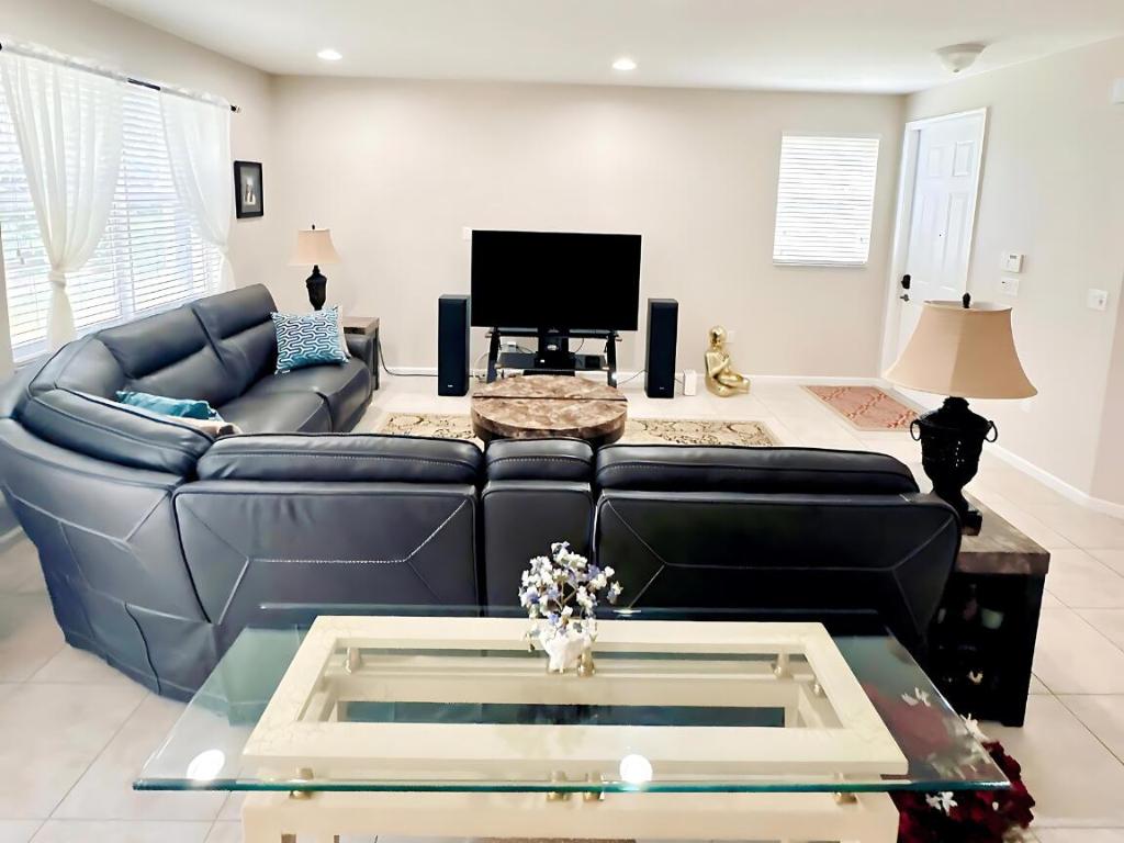 DREXEL PARK TOWNHOMES I CONDO - Residential Lease