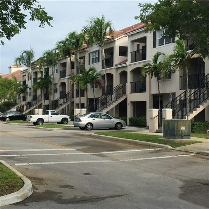 3 bedrooms / 2 bathrooms and 1-car detached, garage. This unit offers stainless steel appliances and granite countertops. Gated community with many amenities! Close to shopping, restaurants and highways.