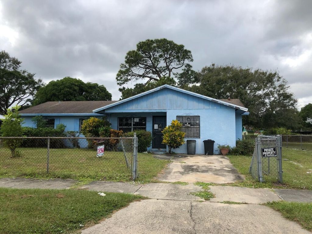Photo of 107 Camelot Drive, Fort Pierce, FL 34946 (MLS # R10940425)