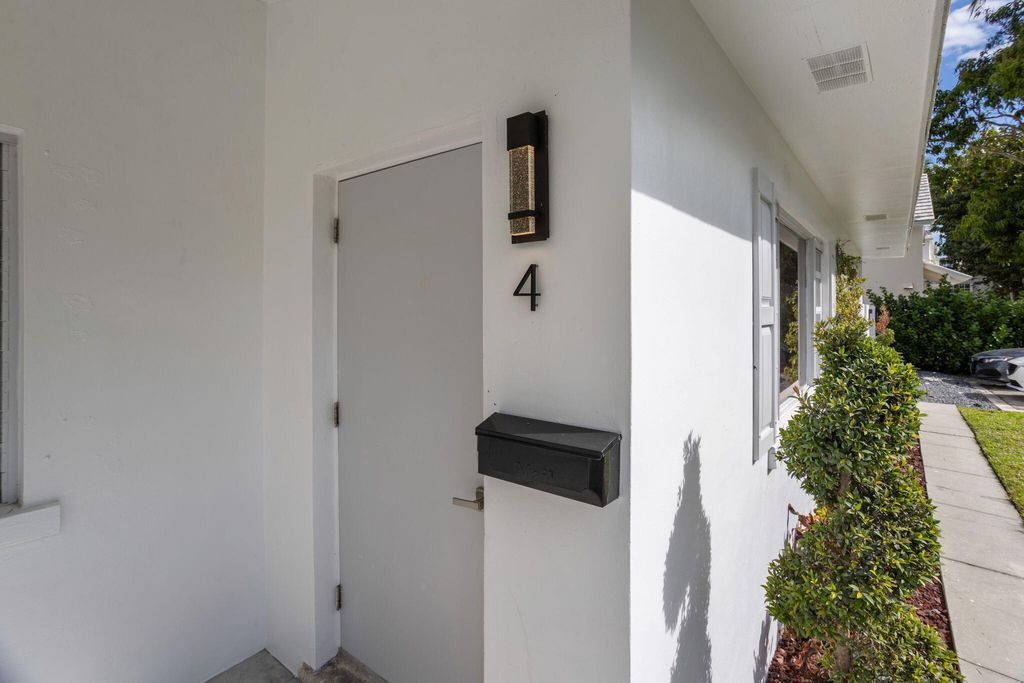 Photo of 711 SE 2nd St #4, Delray Beach, FL 33483 (MLS # R11063501)