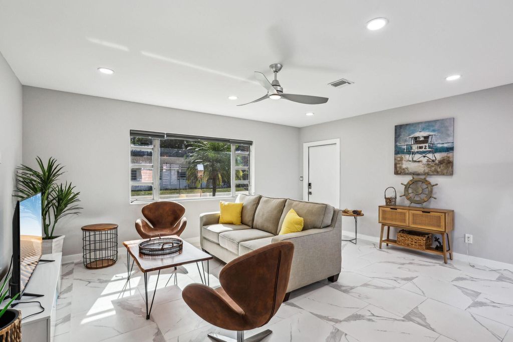 Photo of 711 SE 2nd St #4, Delray Beach, FL 33483 (MLS # R11063501)