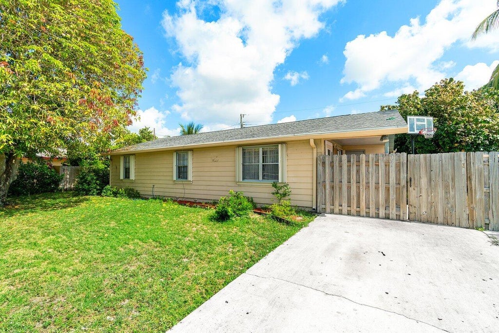 Photo of 1441 W Hardee Street, Lantana, FL 33462 (MLS # R11093253)