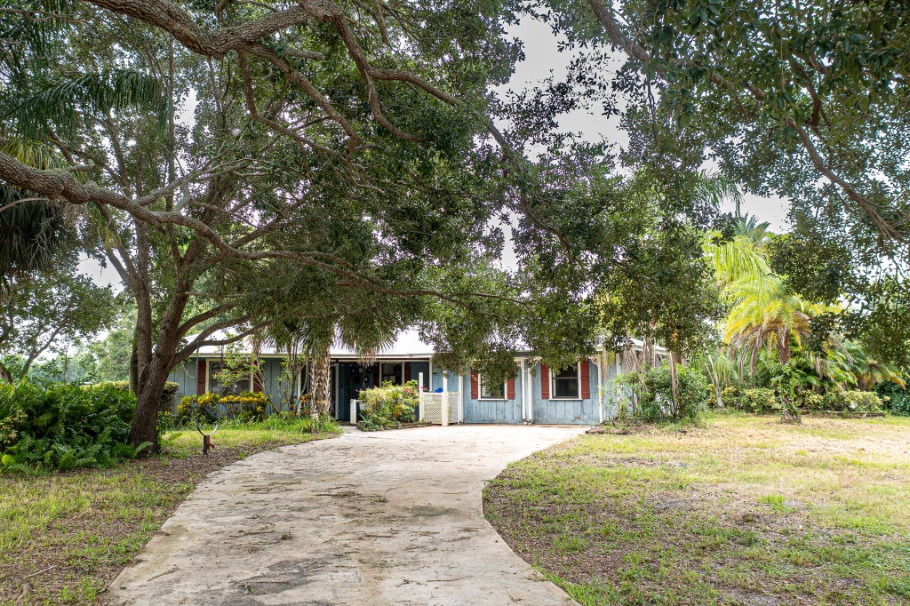 Photo of 2504 SW Horseshoe Trail, Palm City, FL 34990 (MLS # R11011537)