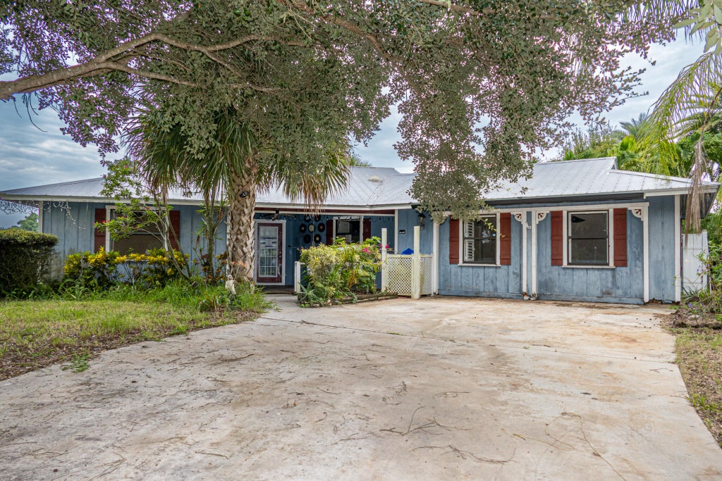 Photo of 2504 SW Horseshoe Trail, Palm City, FL 34990 (MLS # R11011537)