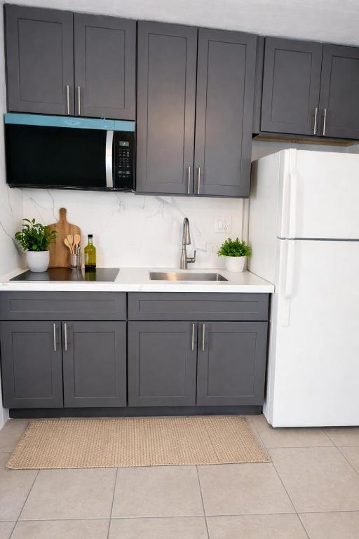 DEERFIELD COLONY COURT - Residential Lease