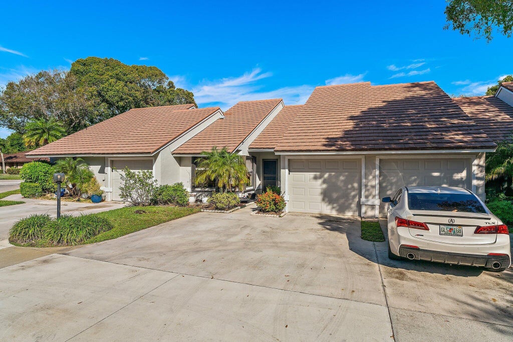 Photo of 801 Kintyre Court, Palm Beach Gardens, FL 33418 (MLS # B26072424)
