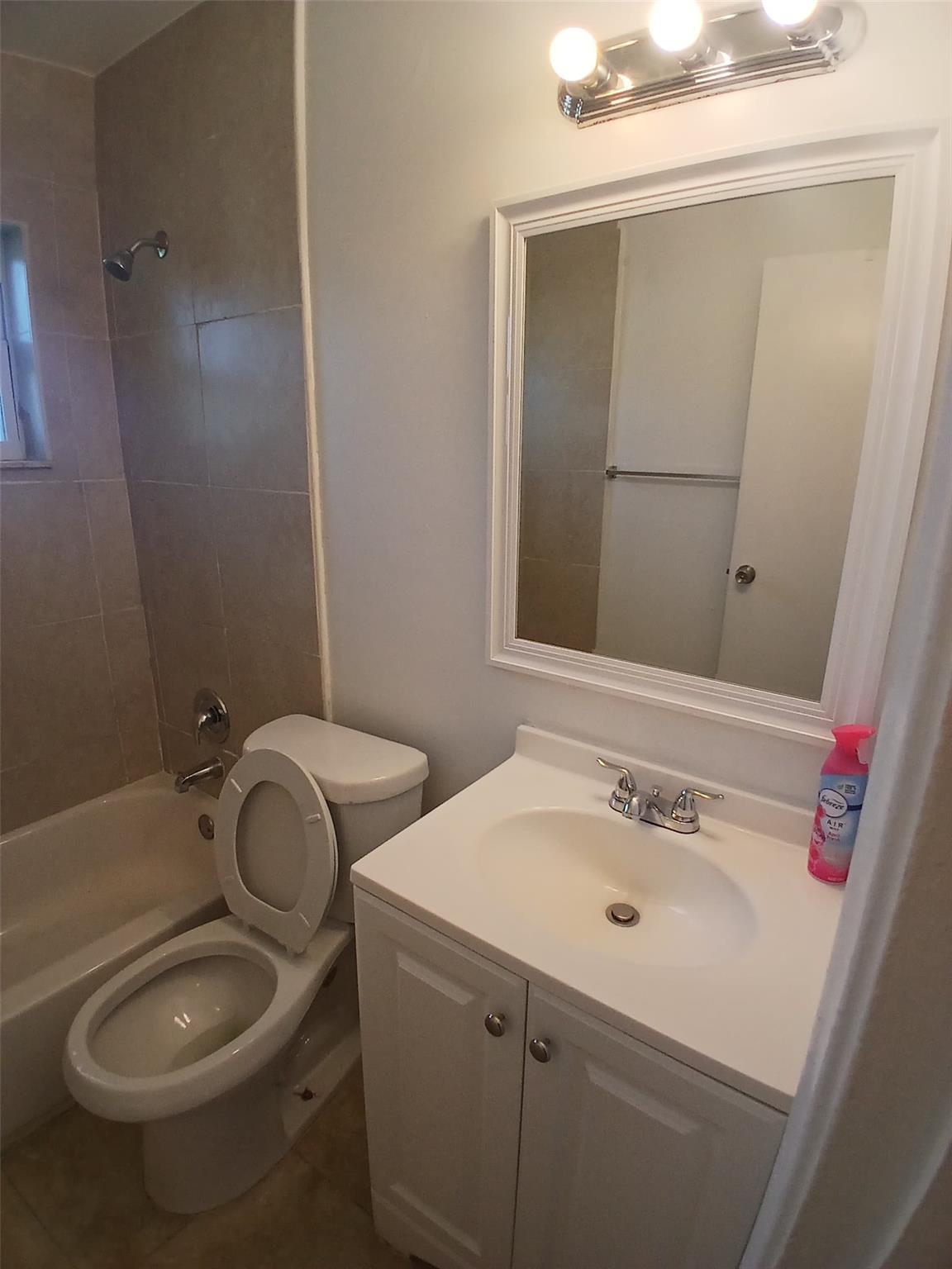 Town Of Modelo Dania B-49 - Residential Lease