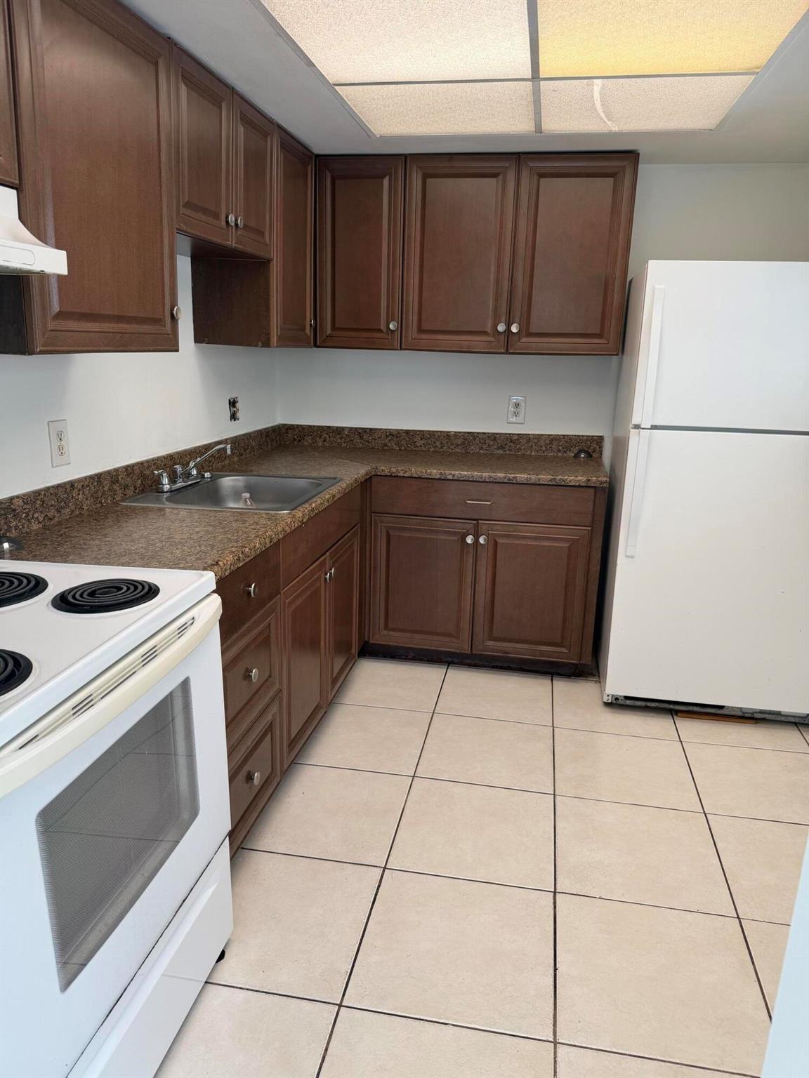 MIL-LAKE ESTATES 1 - Residential Lease