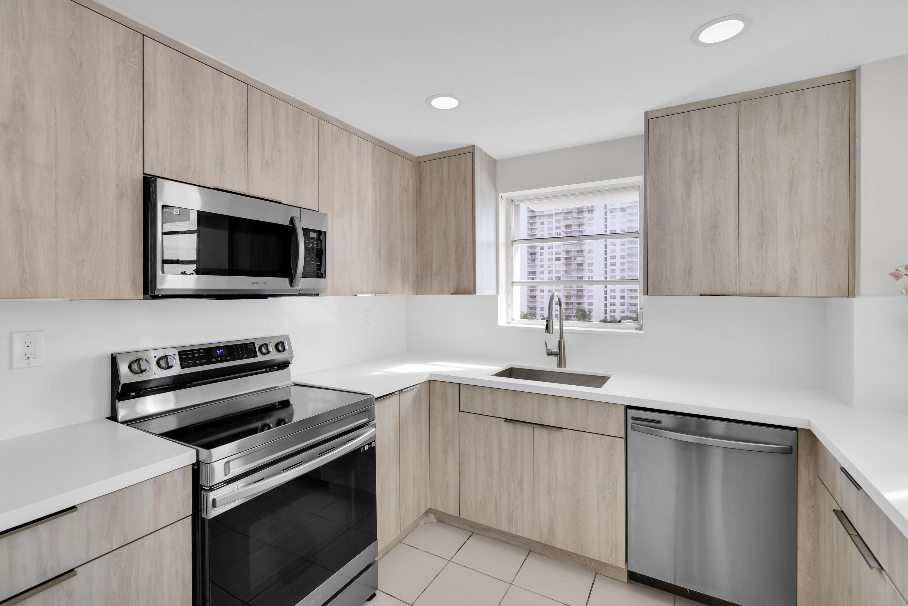 COMMODORE PLAZA CONDO - Residential