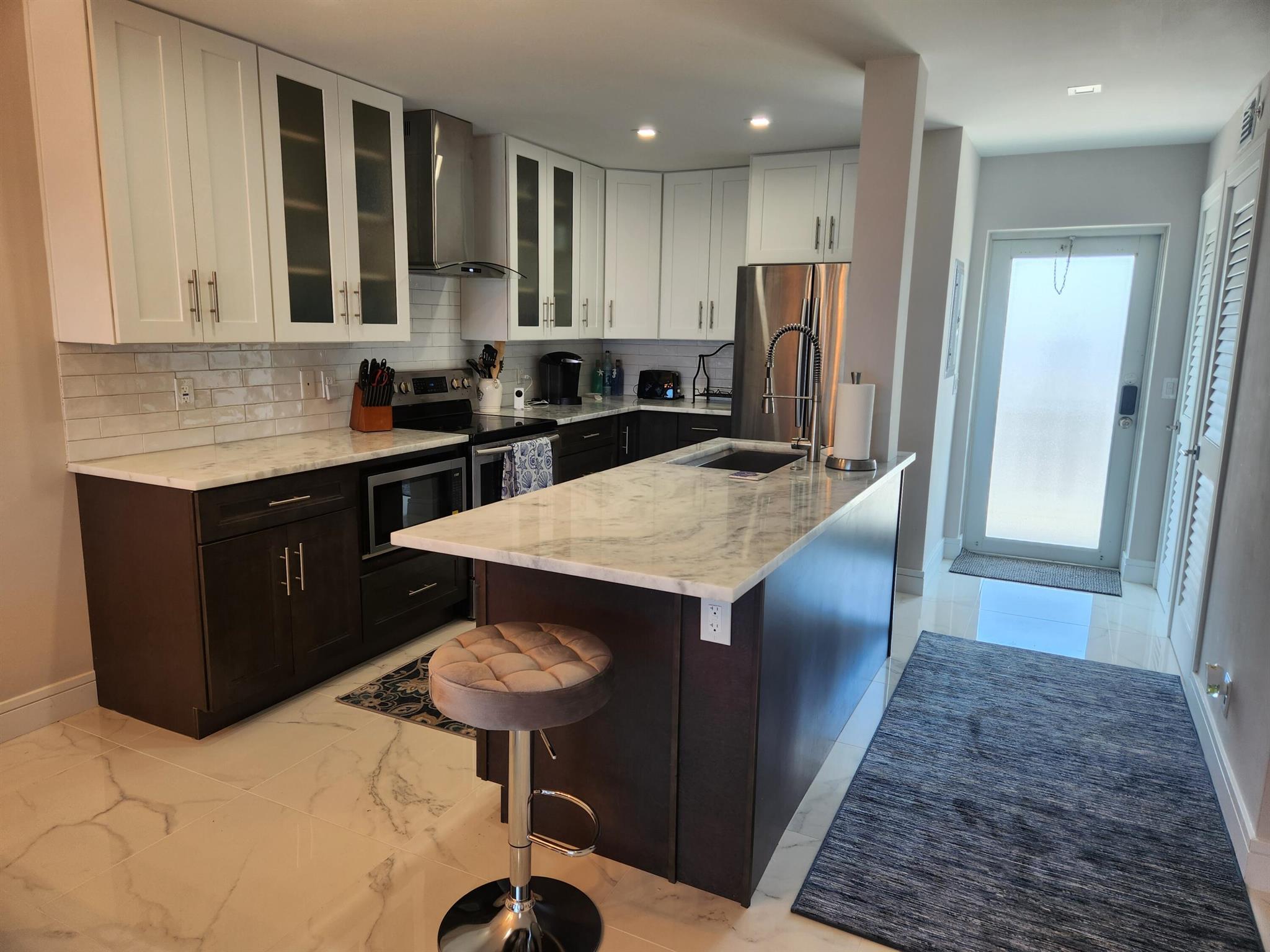 PENTHOUSE TOWERS CONDO - Residential Lease