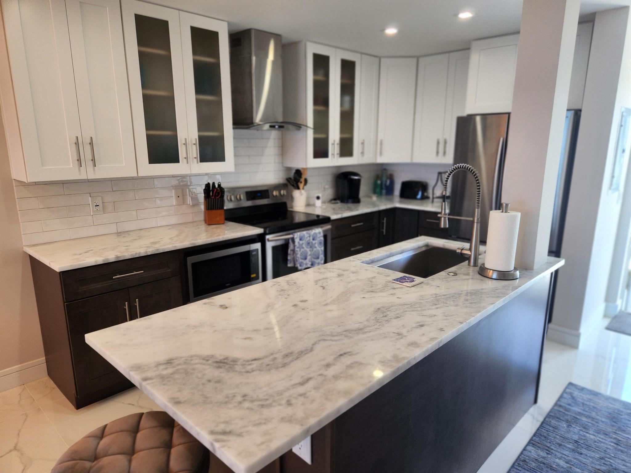 PENTHOUSE TOWERS CONDO - Residential Lease
