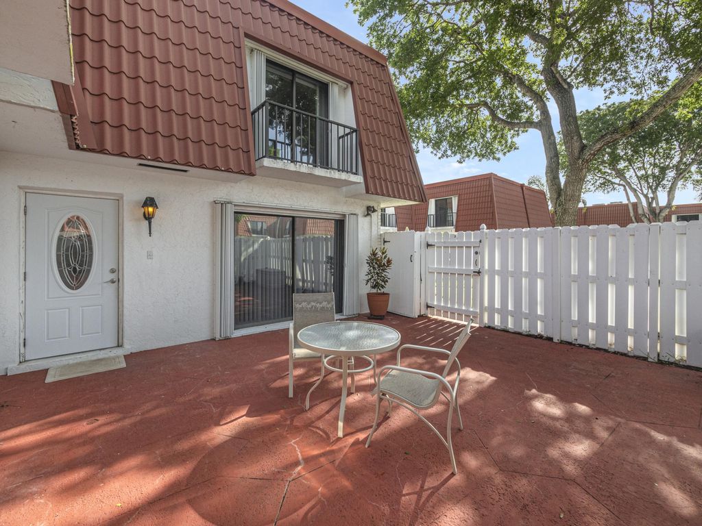 Photo of 1422 Oxford Lane Ln #15d, Boynton Beach, FL 33426 (MLS # R10809127)